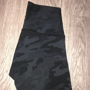 Lulu Lemon Align 19” Black Camo Cropped Leggings